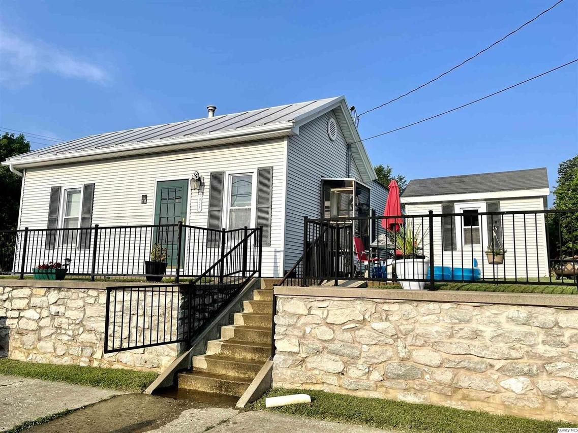 1025 S 8th St., Quincy, IL 62301