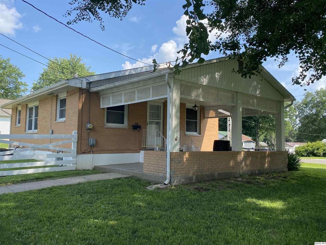 715 Grand Ave., Barry, IL 62312