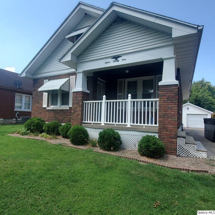 1221 N 8th St, Quincy, IL 62301