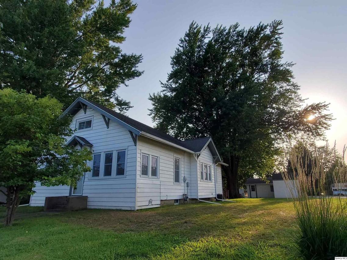 326 S State Rd., Mendon, IL 62351