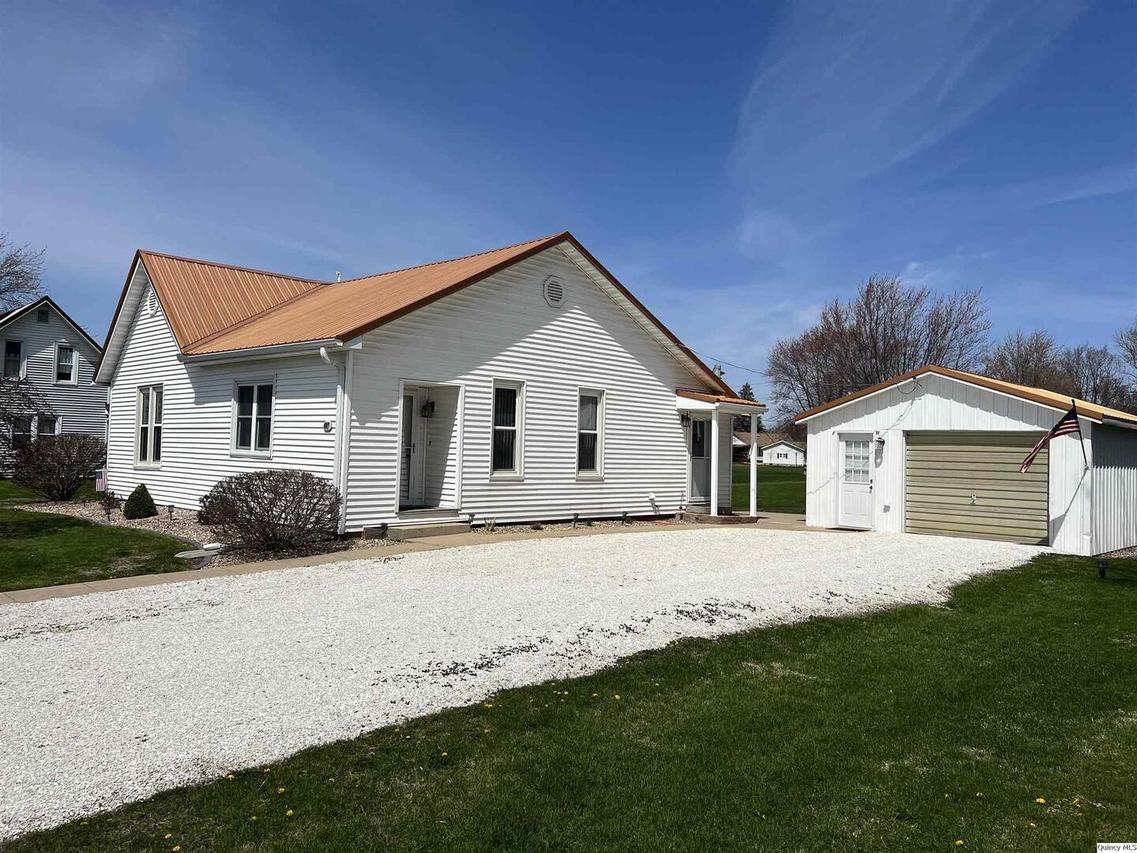 407 Prairie Mills Rd., Golden, IL 62339
