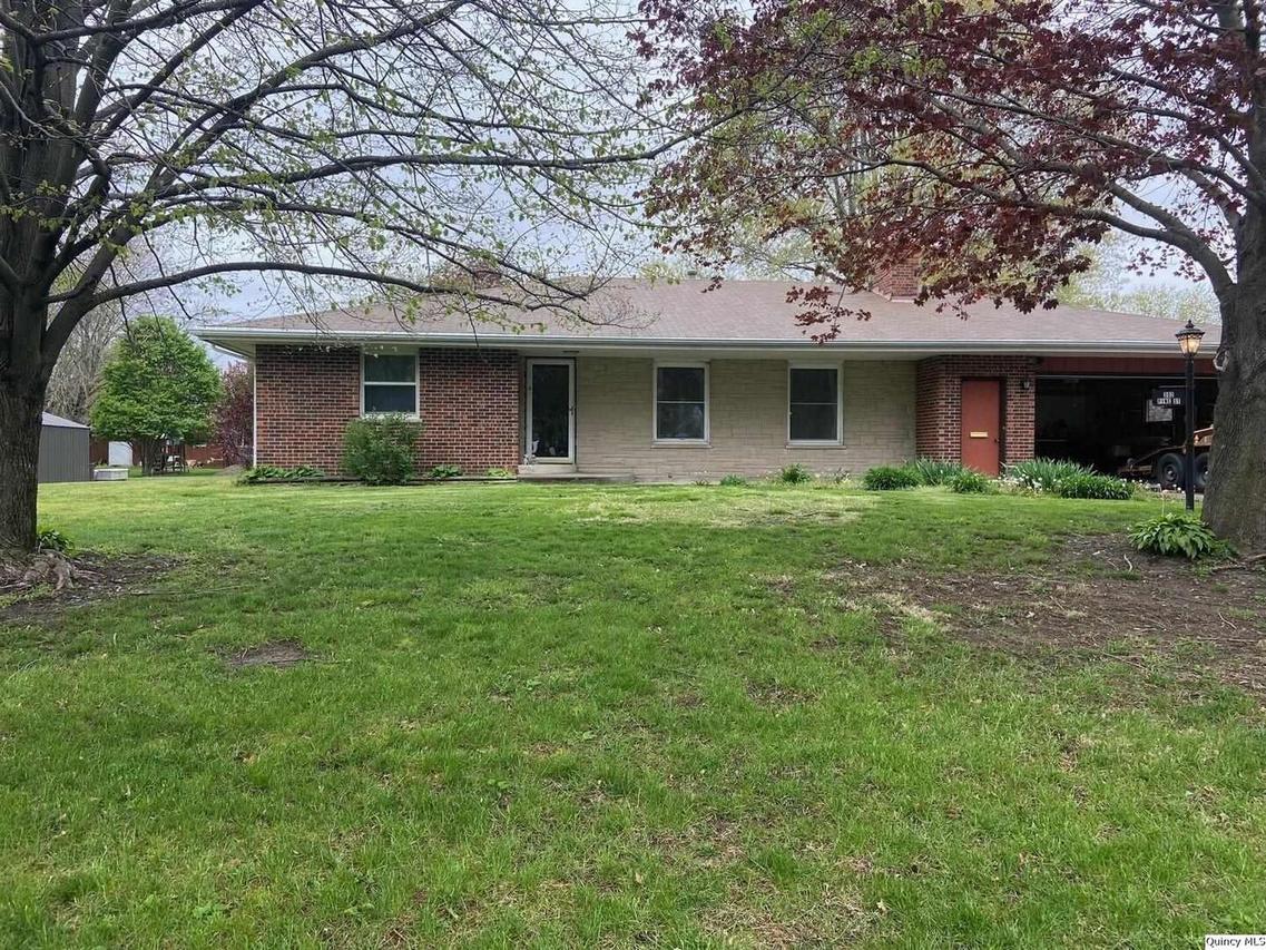 302 Pine St, Ursa, IL 62376