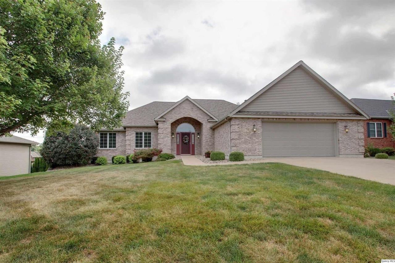 1215 Harrison Plz, Quincy, IL 62305