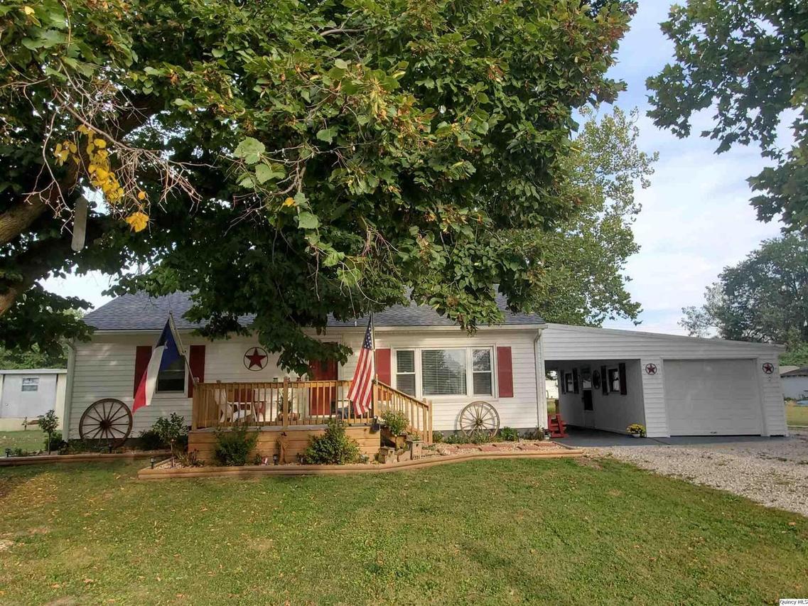 325 S Wilson St, Mendon, IL 62351