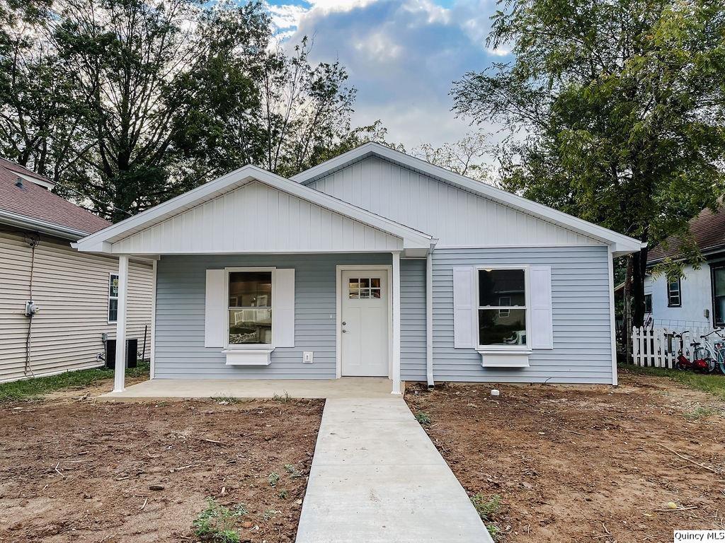 1033 N 15th St, Quincy, IL 62301