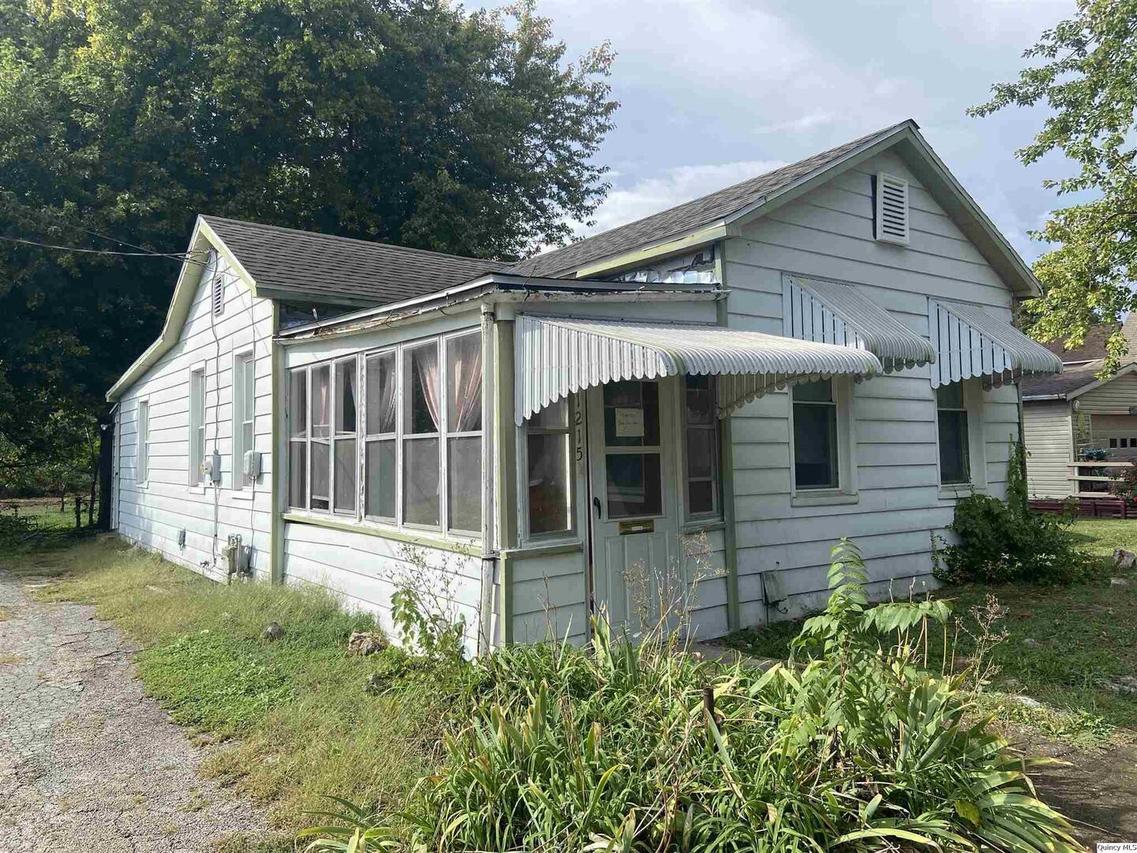 1215 N 7th St, Quincy, IL 62301