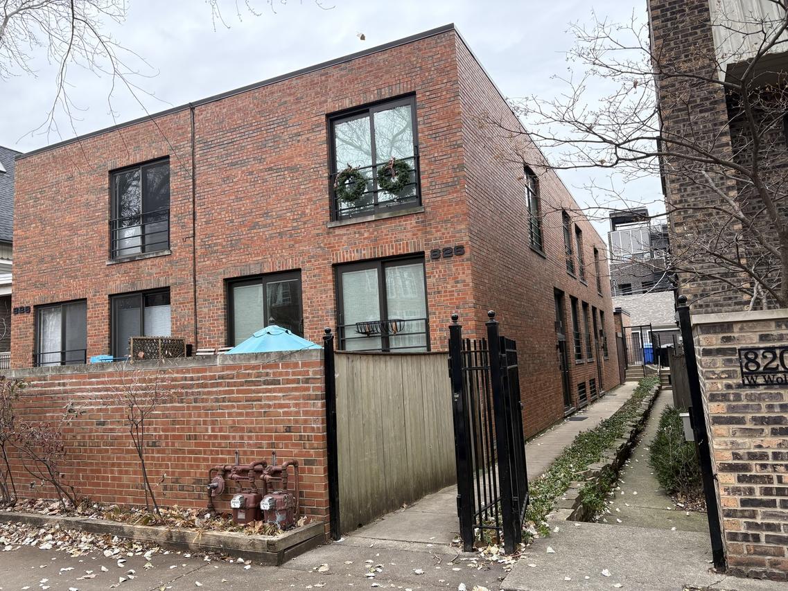 826 W Wolfram St. #B, Chicago, IL 60657