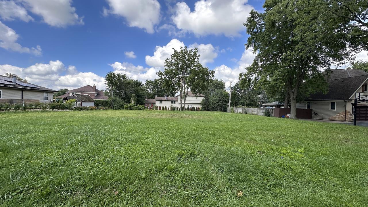 7240 Giddings Ave., Burr Ridge, IL 60527