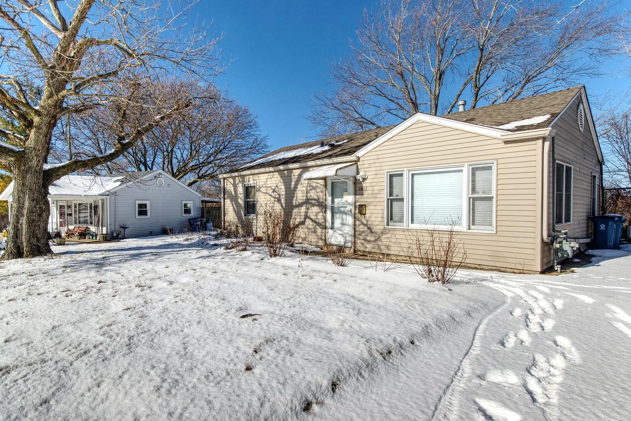 1807 Burry Circle Dr., Crest Hill, IL 60403
