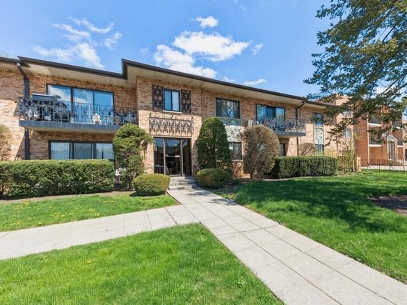 1033 Busse Hwy. #2C, Park Ridge, IL 60068