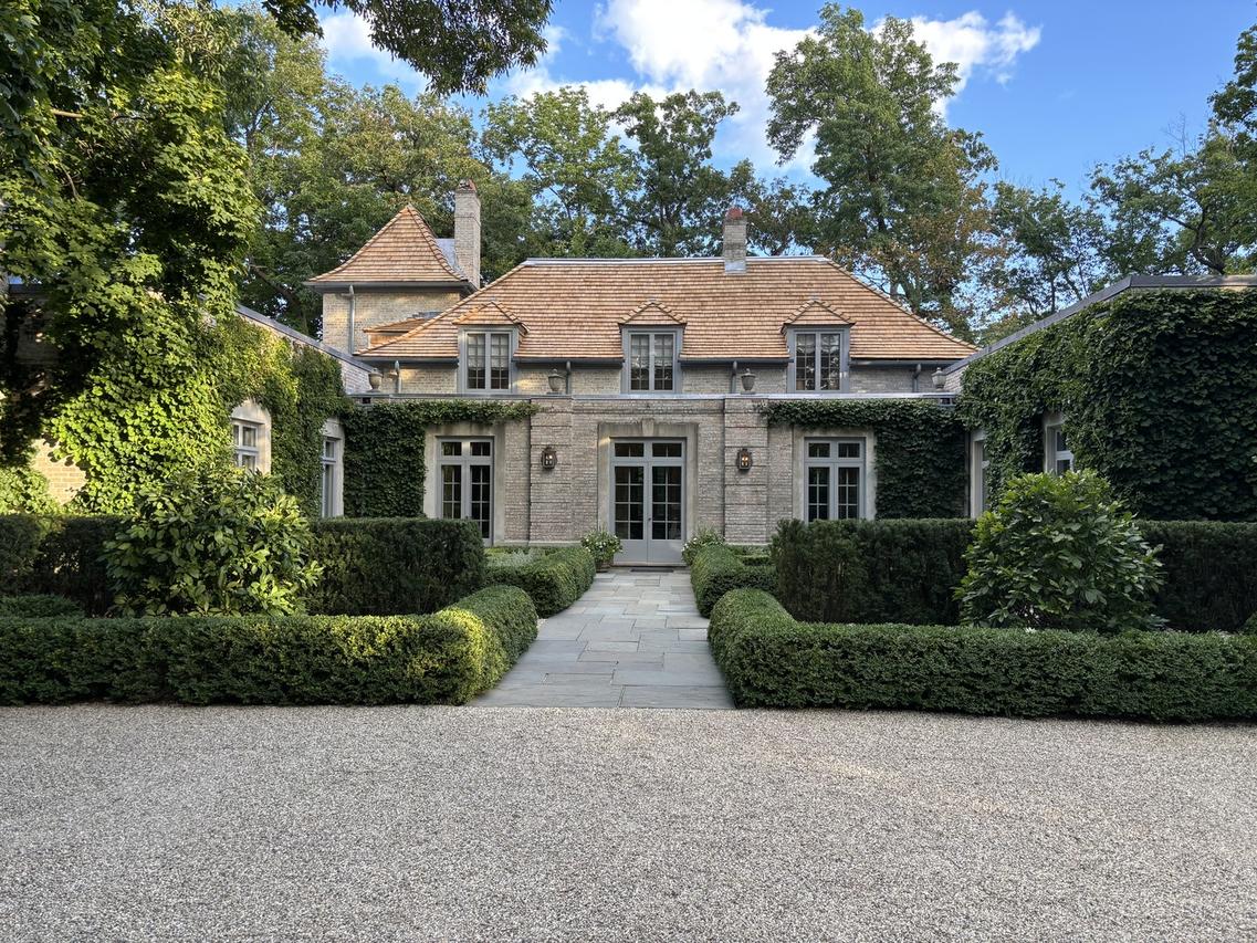 131 Moffett Rd., Lake Bluff, IL 60044