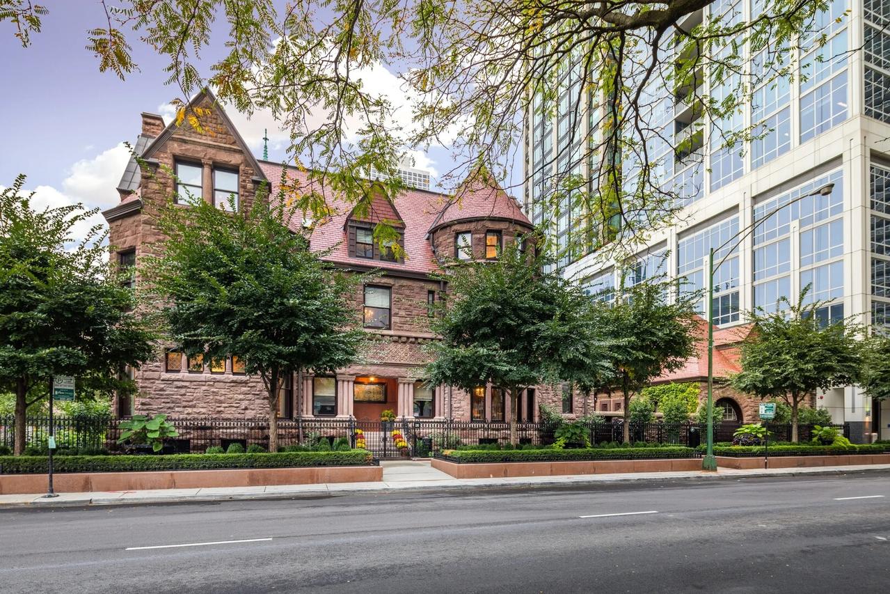 915 N Dearborn St., Chicago, IL 60610