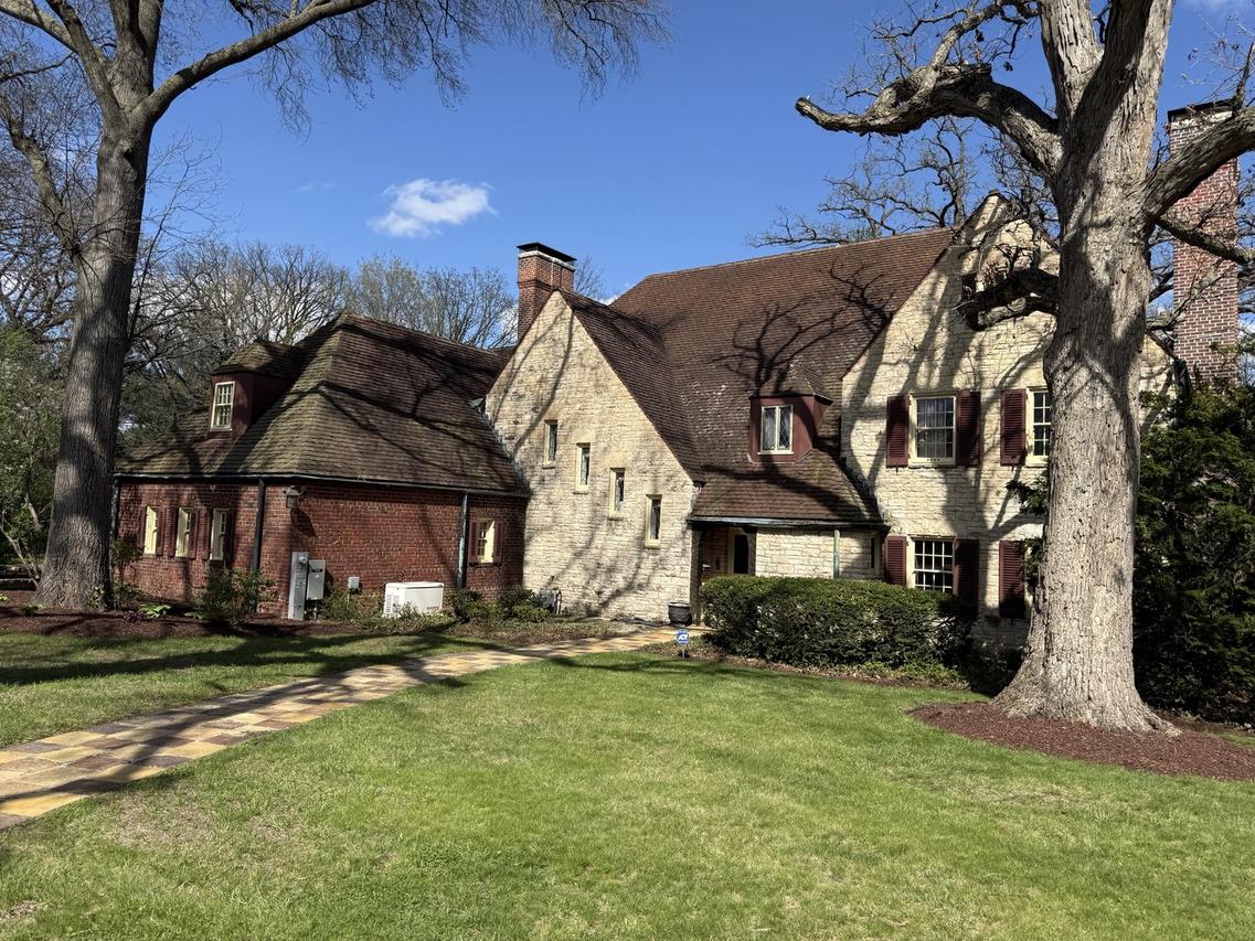 2221 Twin Oak Rd., Peru, IL 61354