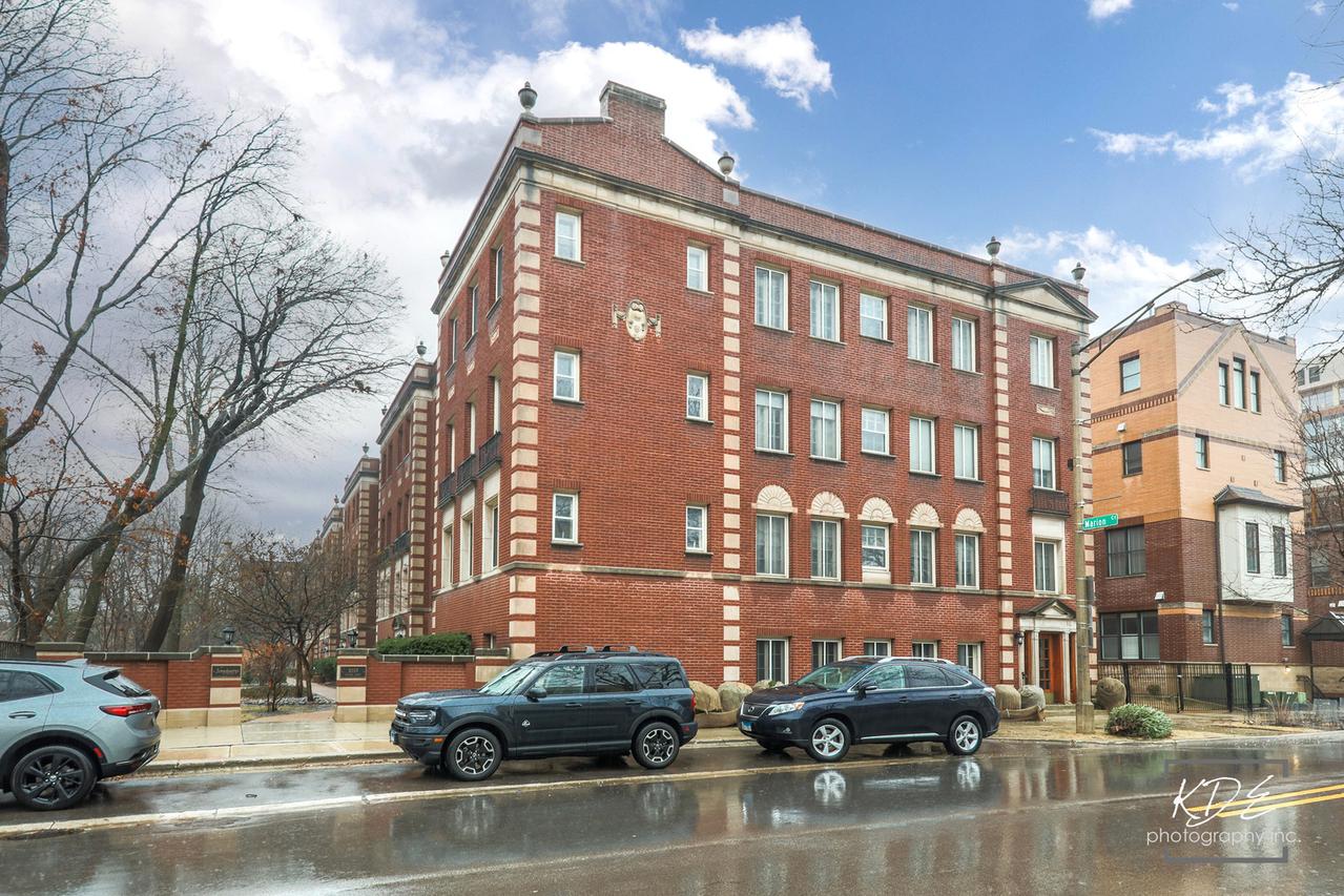 1033 Ontario St. #2DN, Oak Park, IL 60302