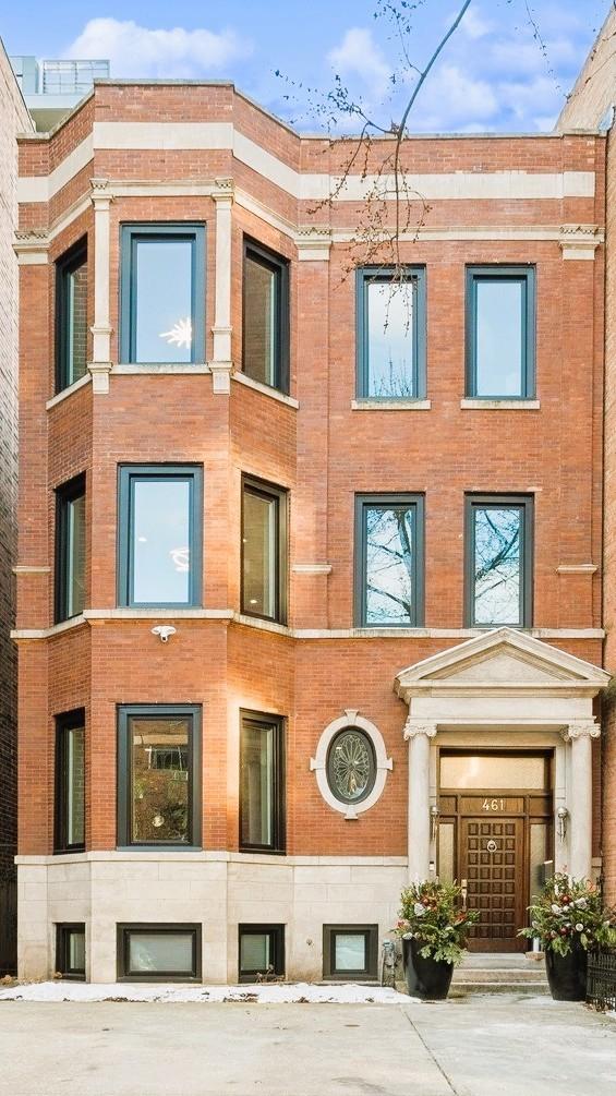 461 W Melrose St., Chicago, IL 60657