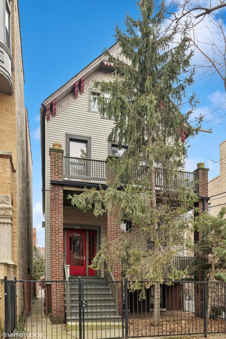 741 W Melrose St., Chicago, IL 60657