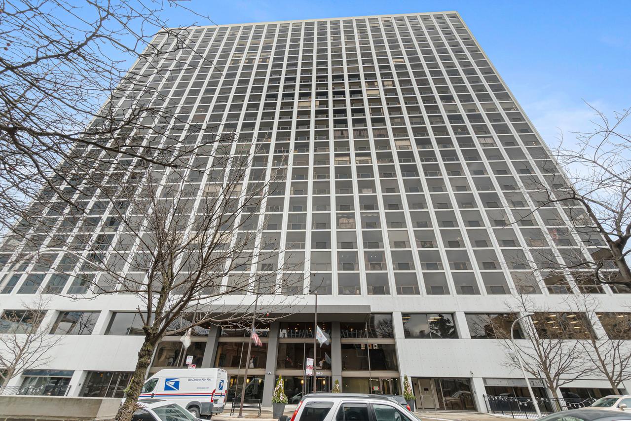 4343 N Clarendon Ave. #1505, Chicago, IL 60613