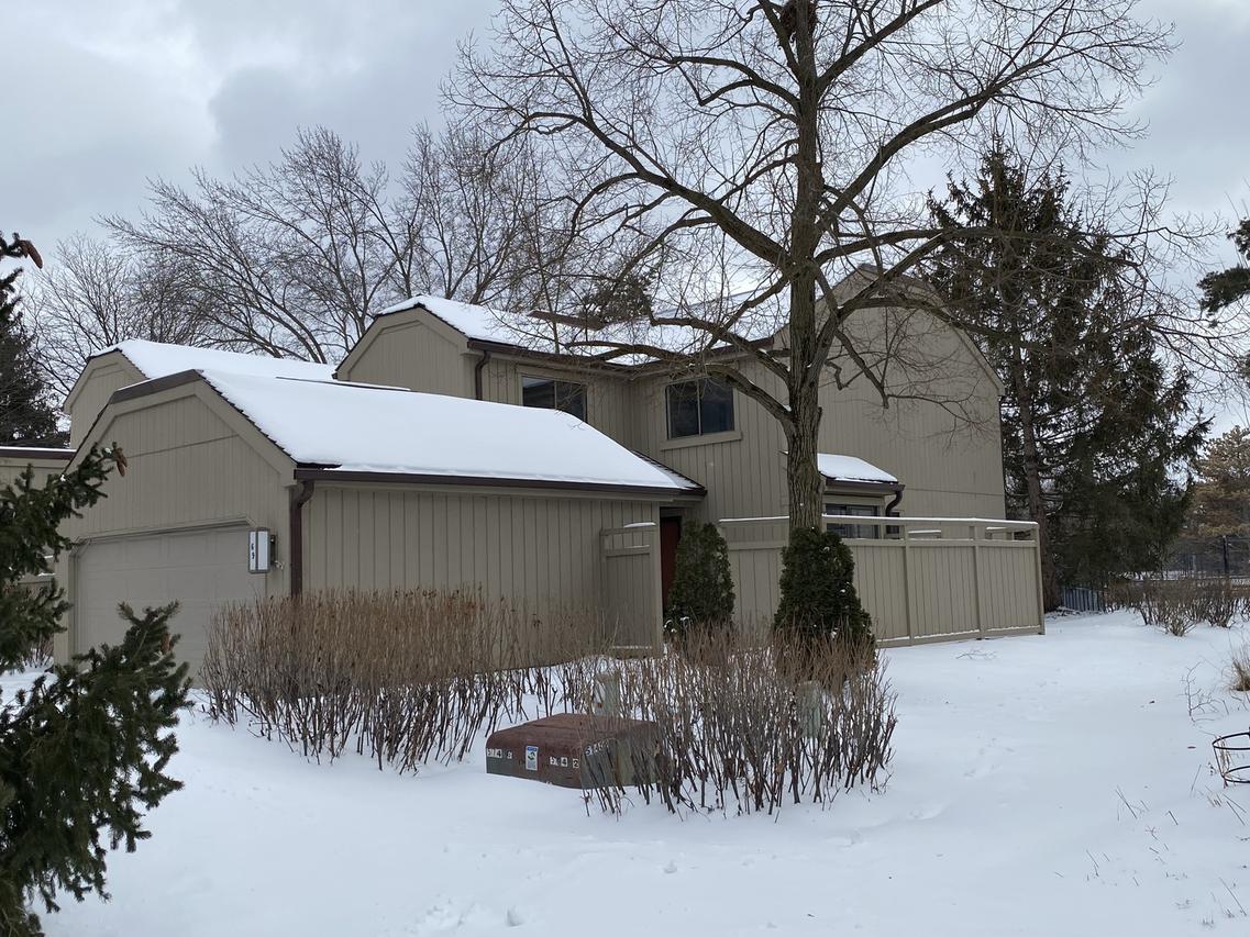 69 Foxwood Ln., Lake Barrington, IL 60010