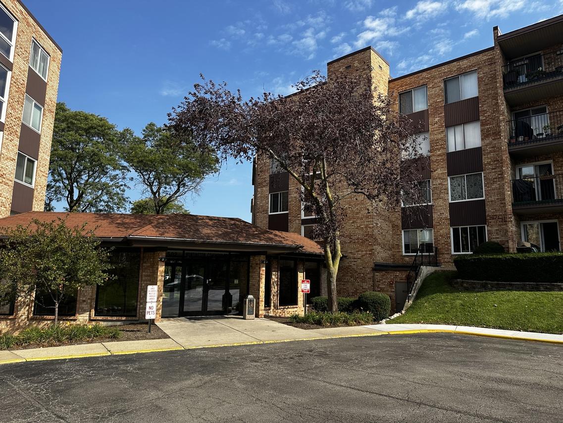 500 W Huntington Commons Rd. #152, Mount Prospect, IL 60056