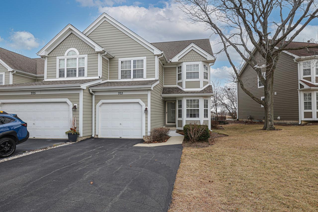 703 Kingsbridge Dr., Carol Stream, IL 60188