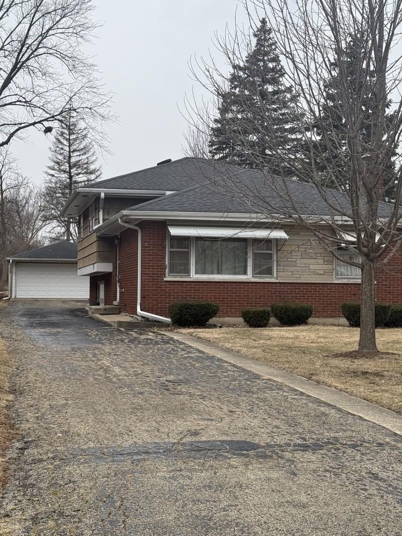 4430 Roslyn Rd., Downers Grove, IL 60515