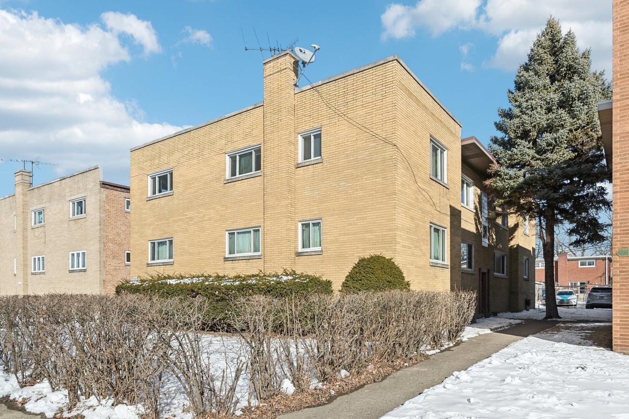 8307 N Christiana Ave. #2W, Skokie, IL 60076