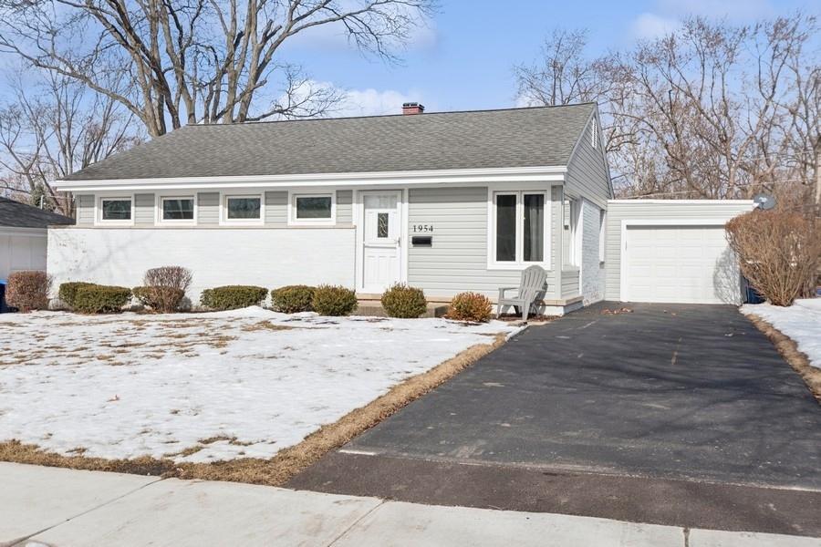 1954 Redwood Ln., Northbrook, IL 60062