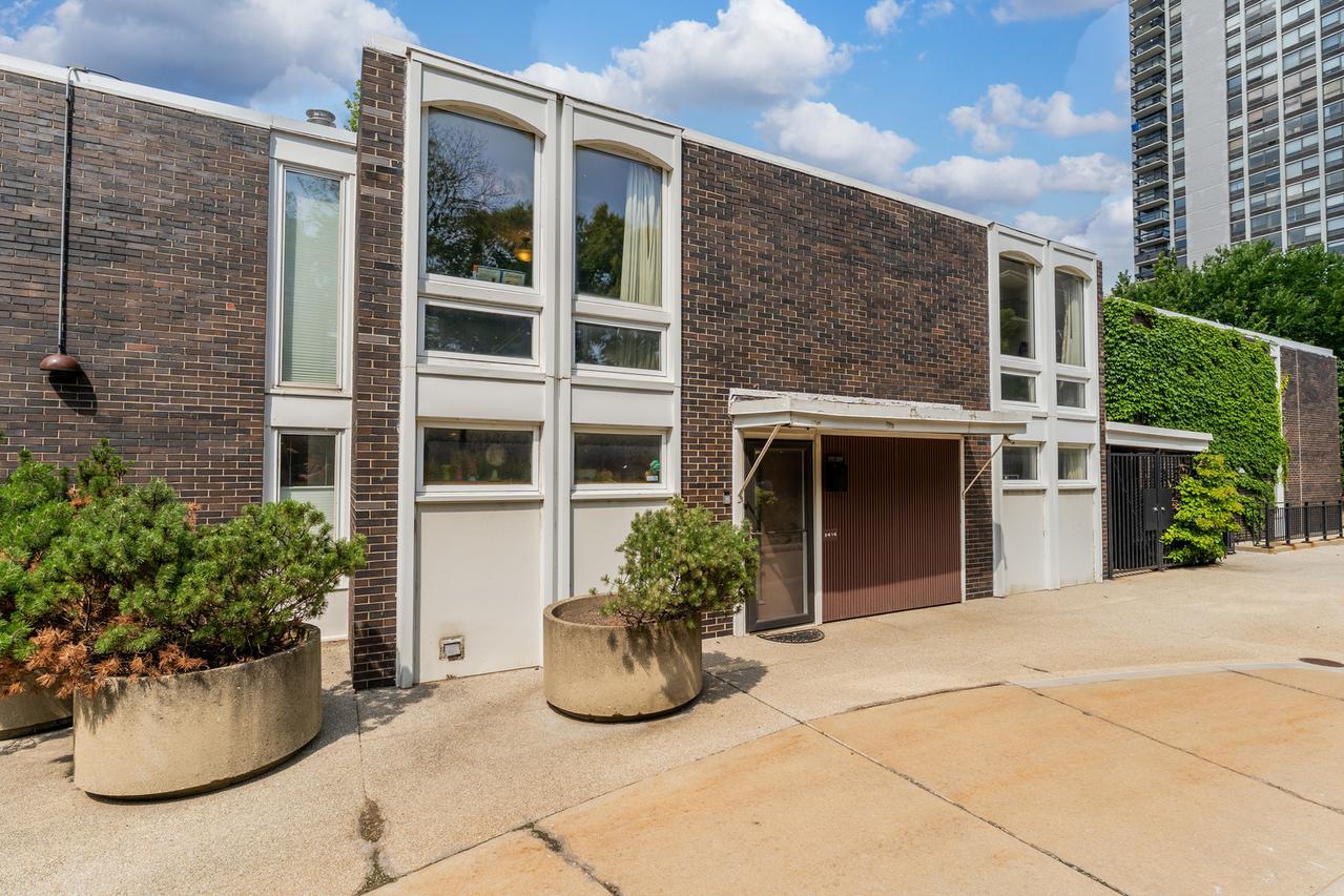 1414 N Sandburg Ter., Chicago, IL 60610