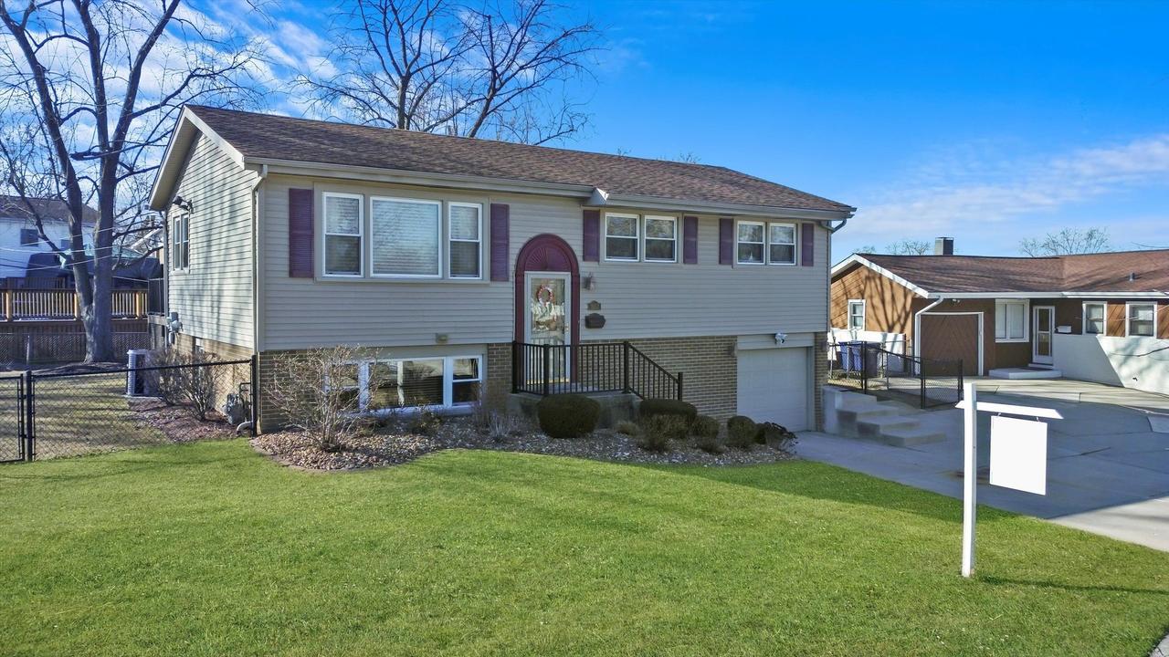 9133 S 89th Ave., Hickory Hills, IL 60457