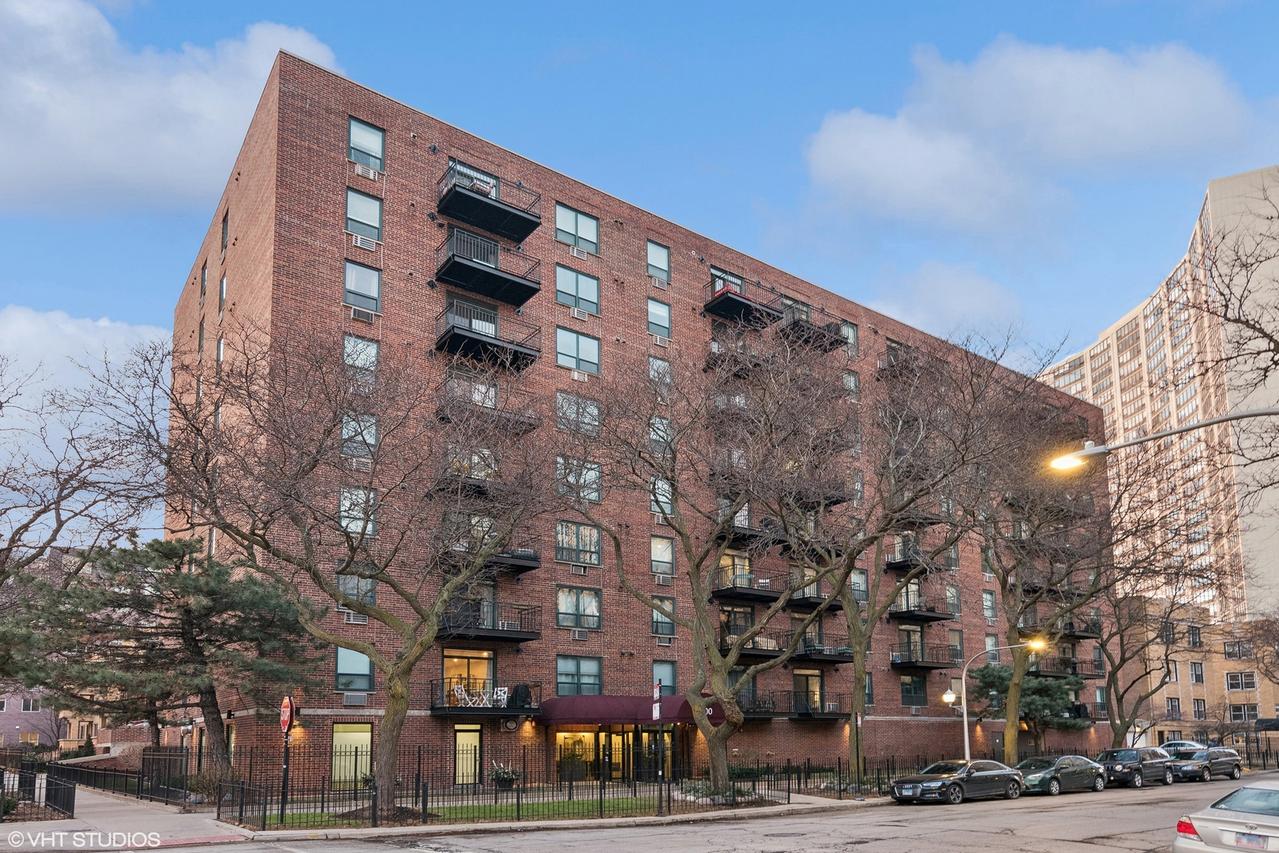 3900 N Pine Grove Ave. #202, Chicago, IL 60613