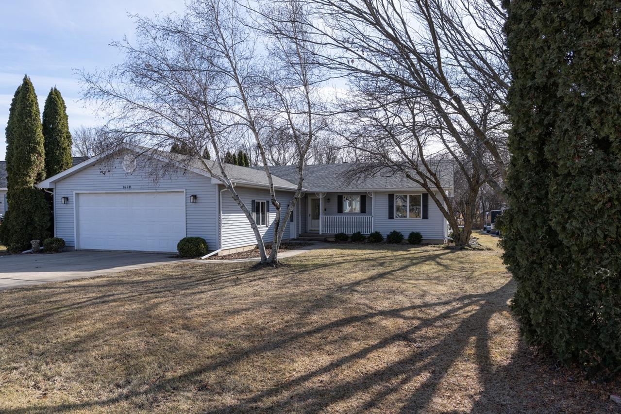 1608 Lake Holiday Dr., Lake Holiday, IL 60548