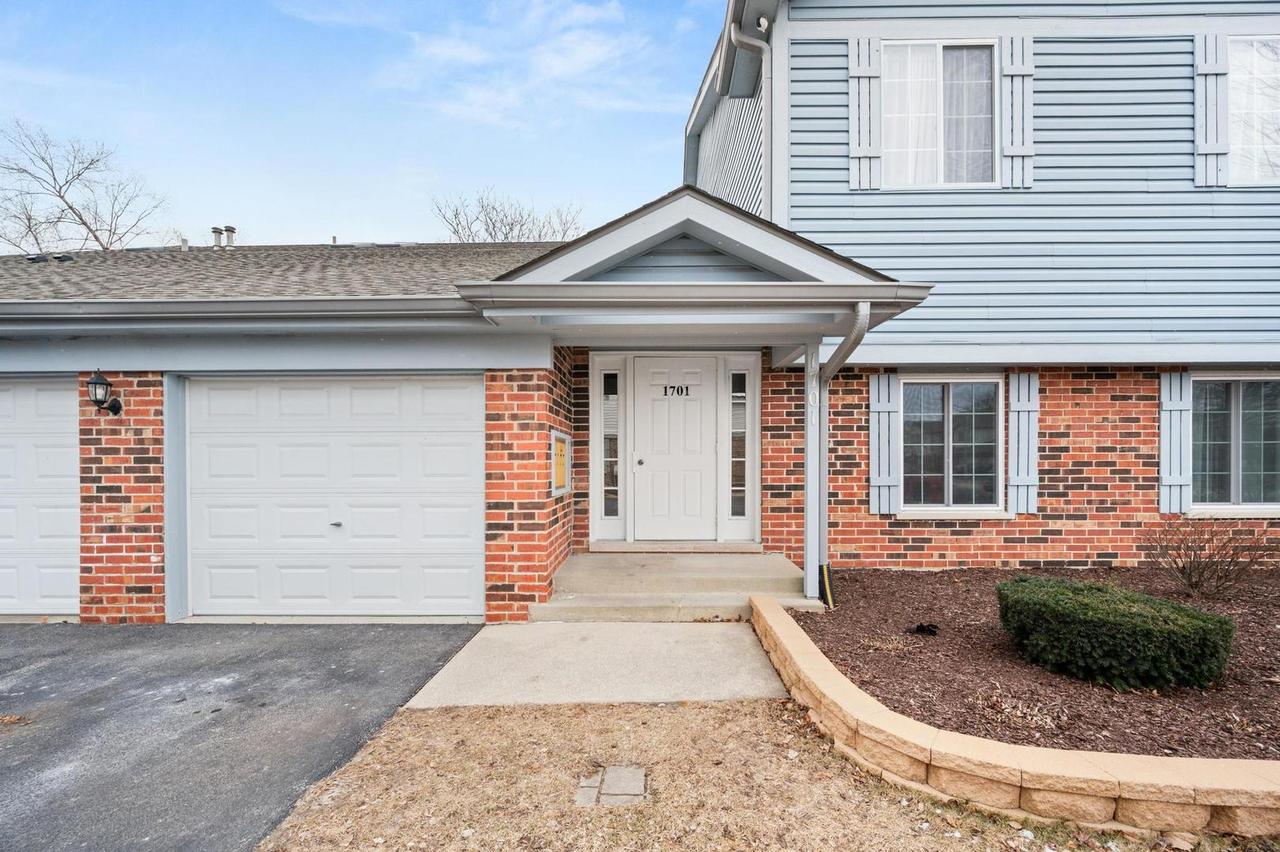 1701 Chesapeake Ln. #1, Schaumburg, IL 60193