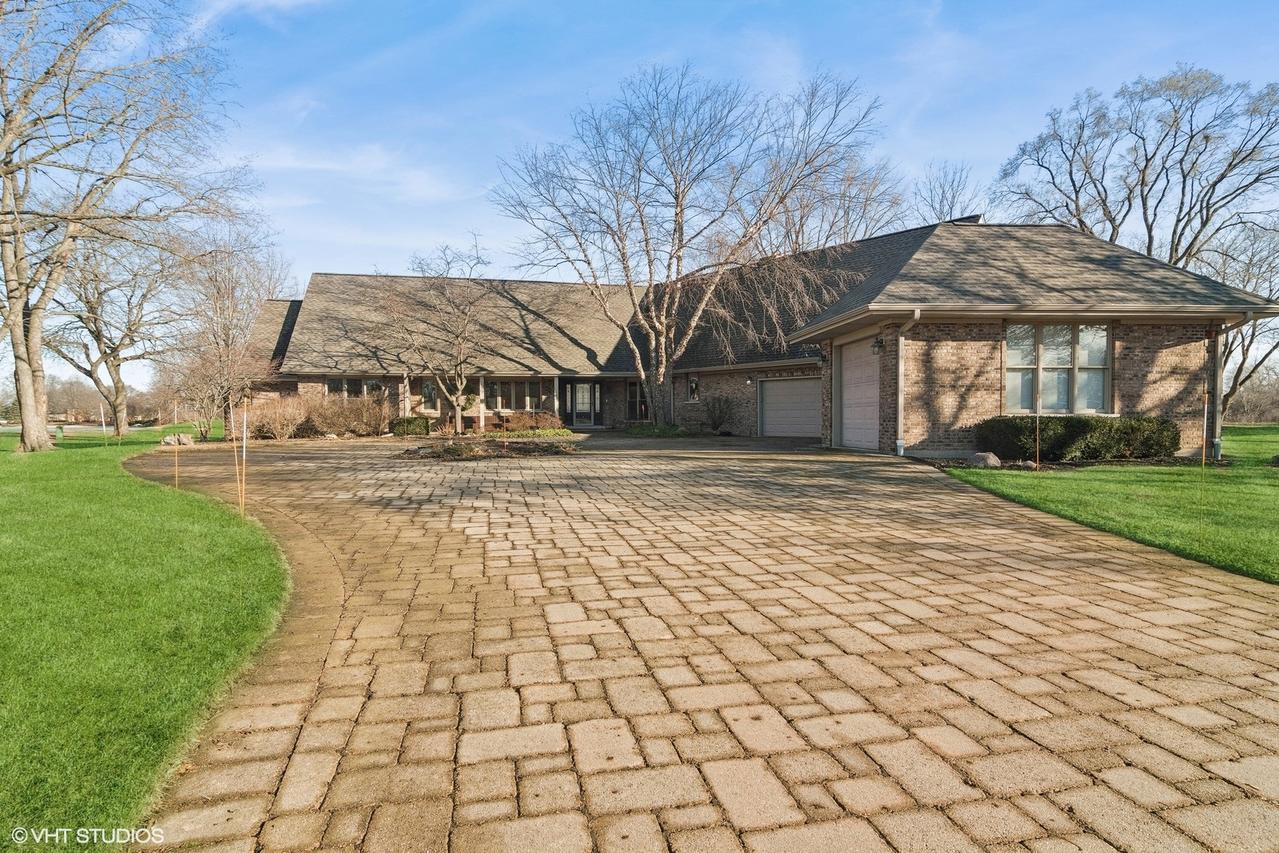 2323 Coach Rd., Long Grove, IL 60047