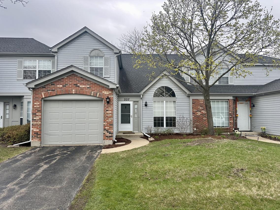 227 Wellington Cir., Gurnee, IL 60031
