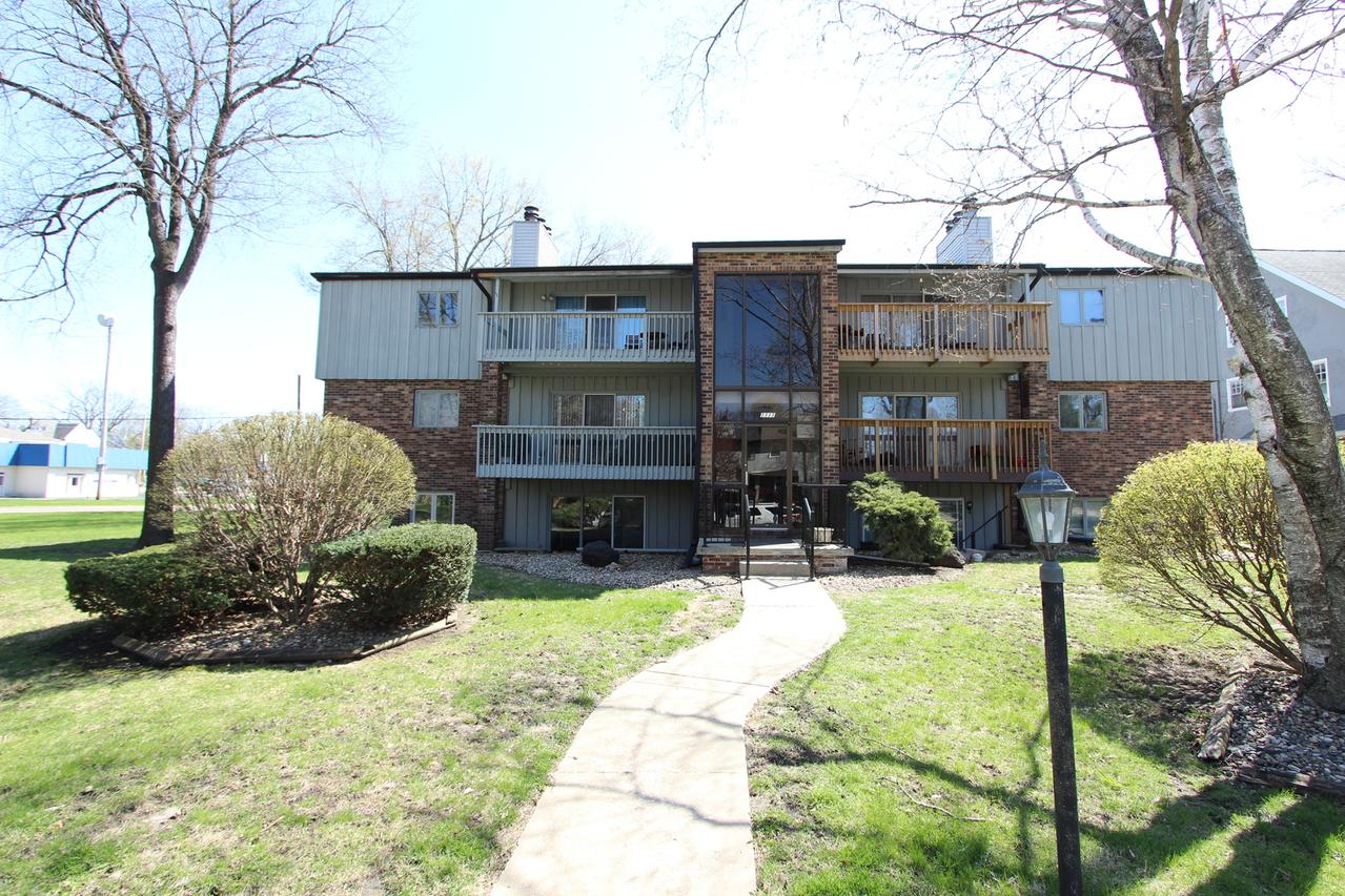 1111 E Jefferson St. #3, Bloomington, IL 61701