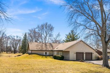 3243 Greenwood Dr., Dewey, IL 61840