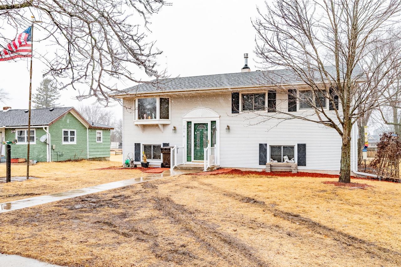 206 W 3rd St., Leaf River, IL 61047