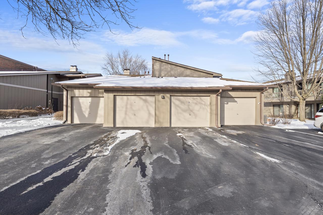 29W440 Emerald Green Dr. #G, Warrenville, IL 60555