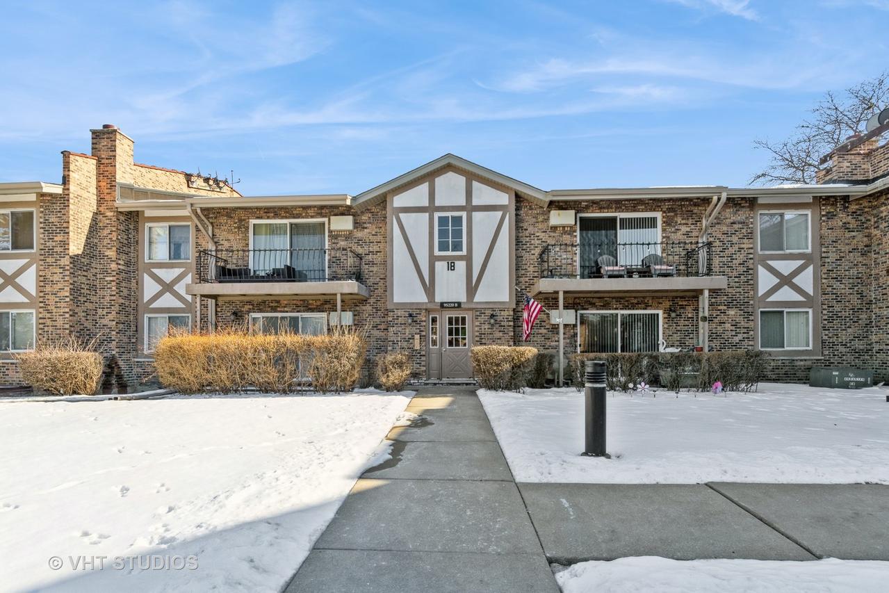 9S220 Frontage Rd. #18B-108, Willowbrook, IL 60527