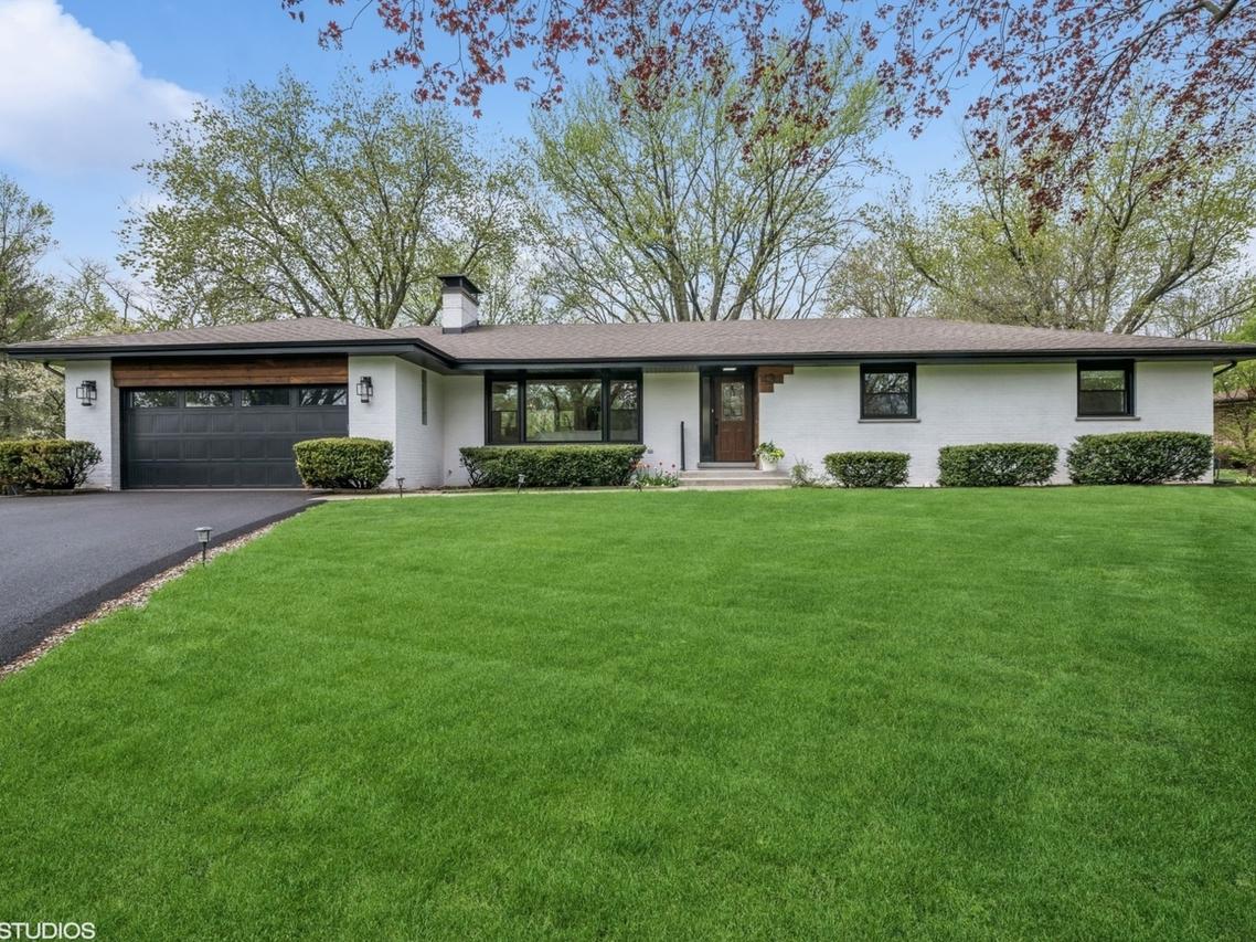 43 Lagoon Dr., Hawthorn Woods, IL 60047