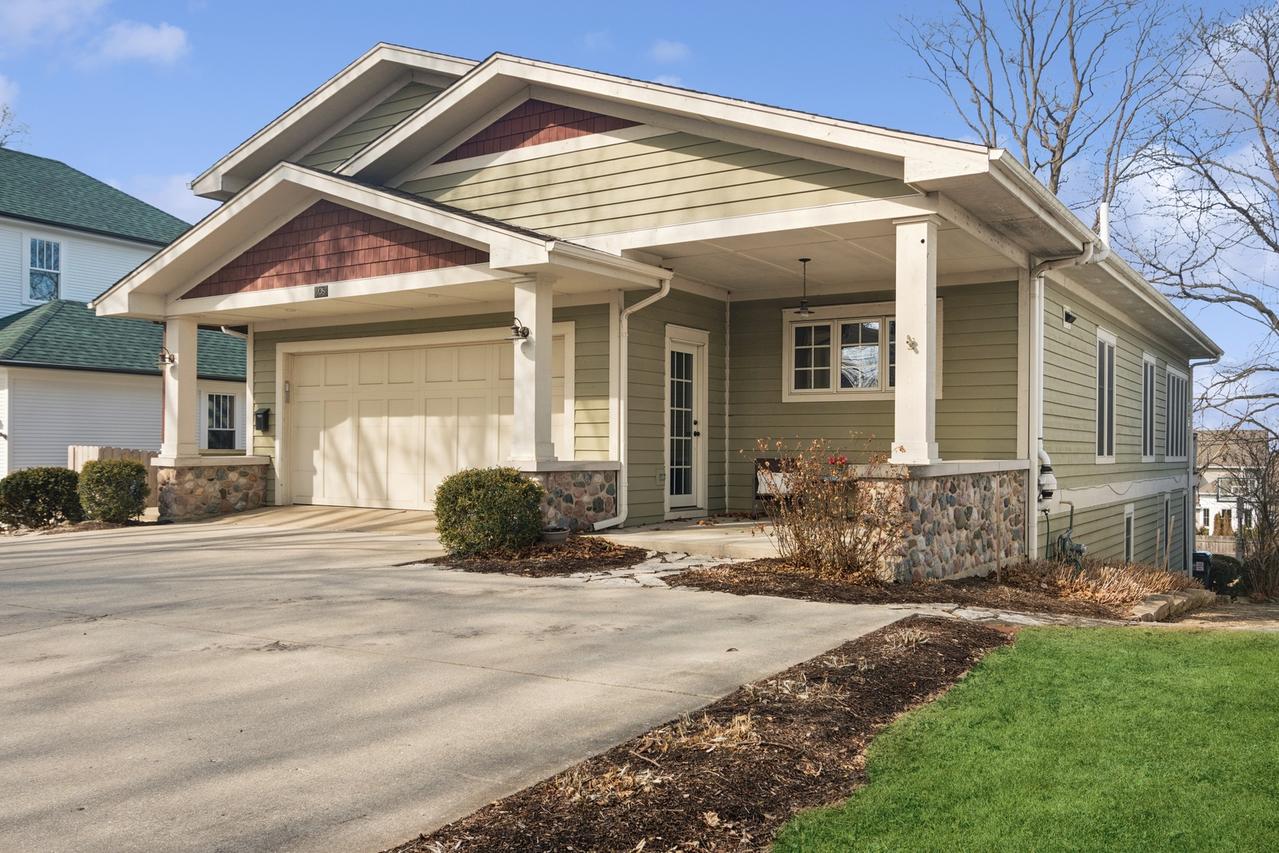 408 E Hillside Ave., Barrington, IL 60010