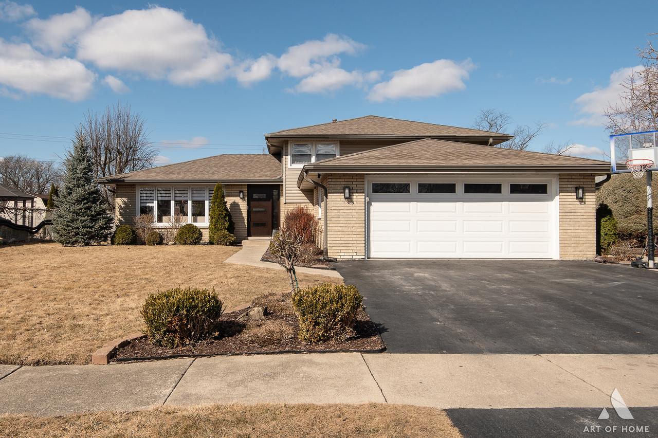 10518 S Terry Dr., Palos Hills, IL 60465