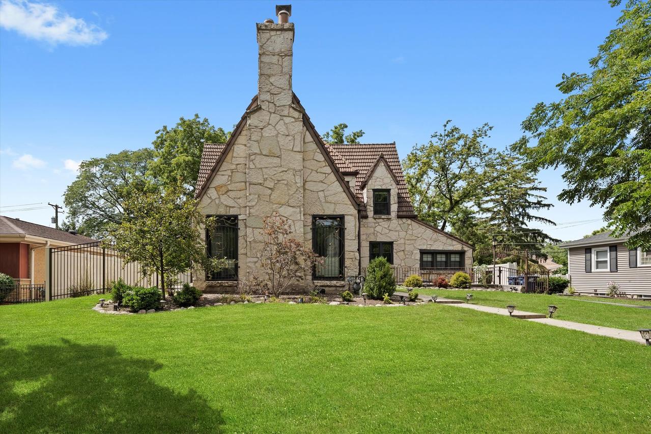1772 Birch St., Des Plaines, IL 60018