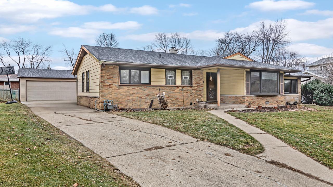 245 Placid Way, Elk Grove Village, IL 60007