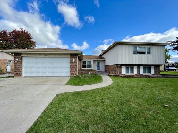 817 Kings Point Dr., Addison, IL 60101