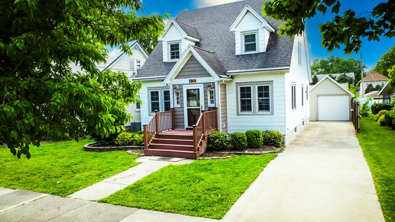 319 S 3rd St., Watseka, IL 60970