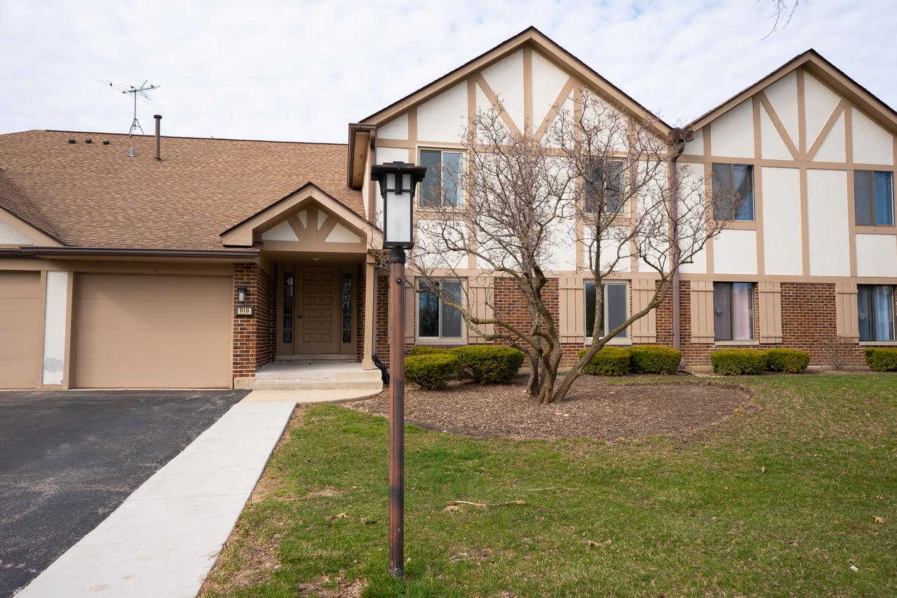916 Surrey Dr. #1A, Schaumburg, IL 60193