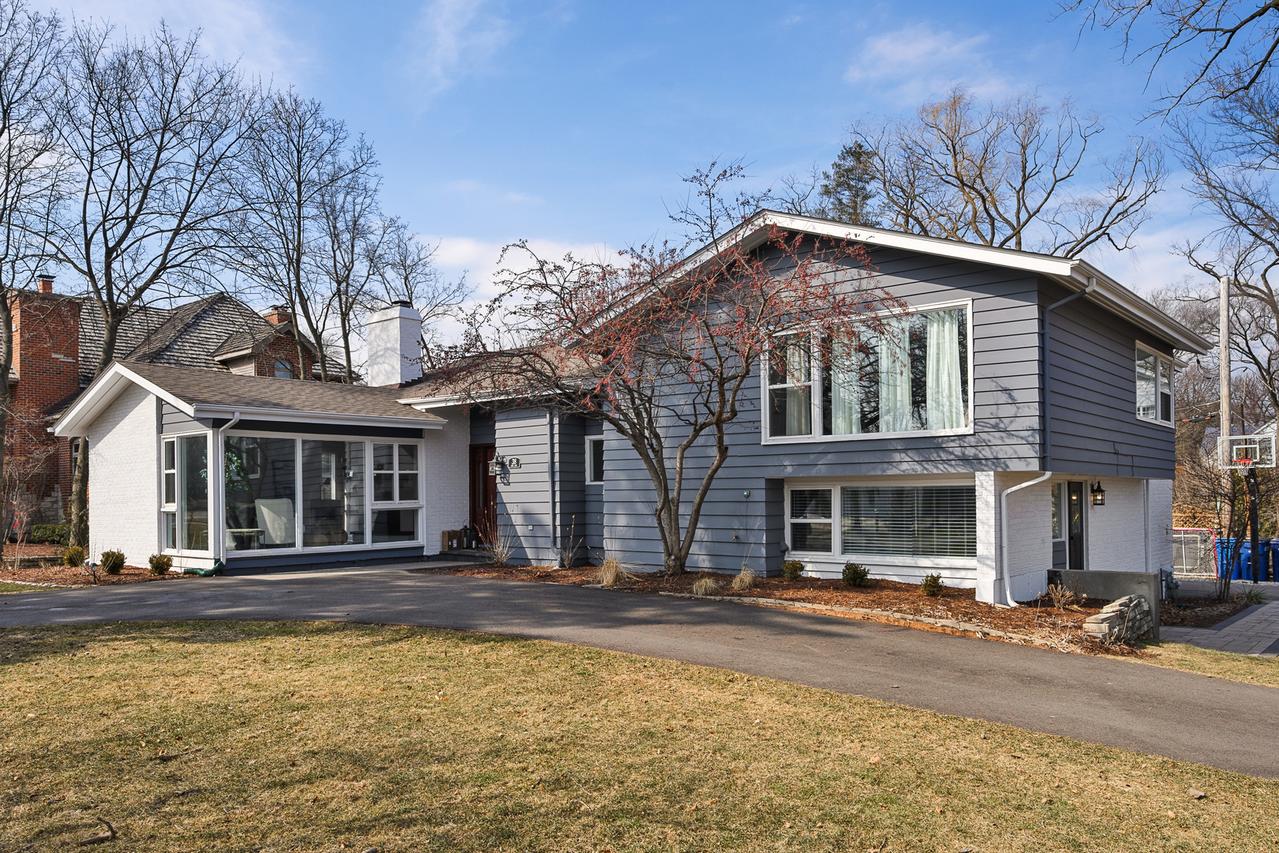 38 Park Ln., Golf, IL 60029