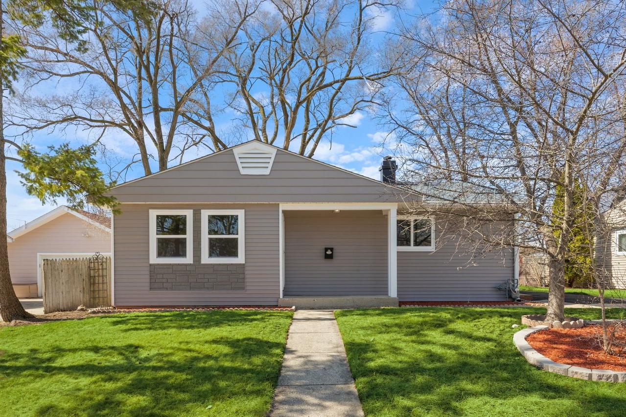 60 Hickory Dr., Carpentersville, IL 60110
