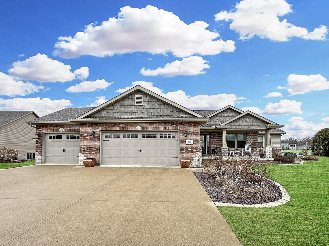221 Lake Pointe Dr., Goodfield, IL 61742